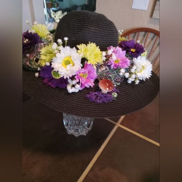 FESTIVAL FLOPPY HAT. Ellen Tracy adorned hat with crazy daisys,art & mushrooms - Picture 1 of 10